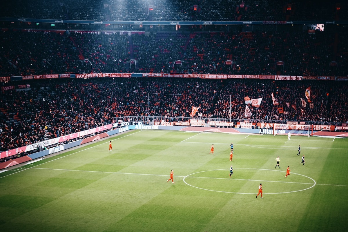 Un stade de football de classe mondiale pendant un match