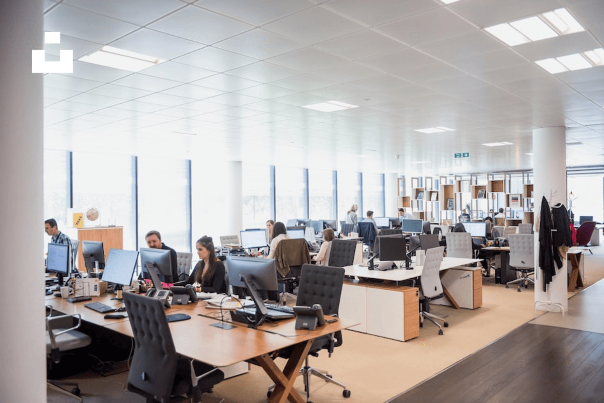 Synchronisation en temps réel entre la réservation des postes de travail et leur occupation pour la solution « Hybrid Workplace ».