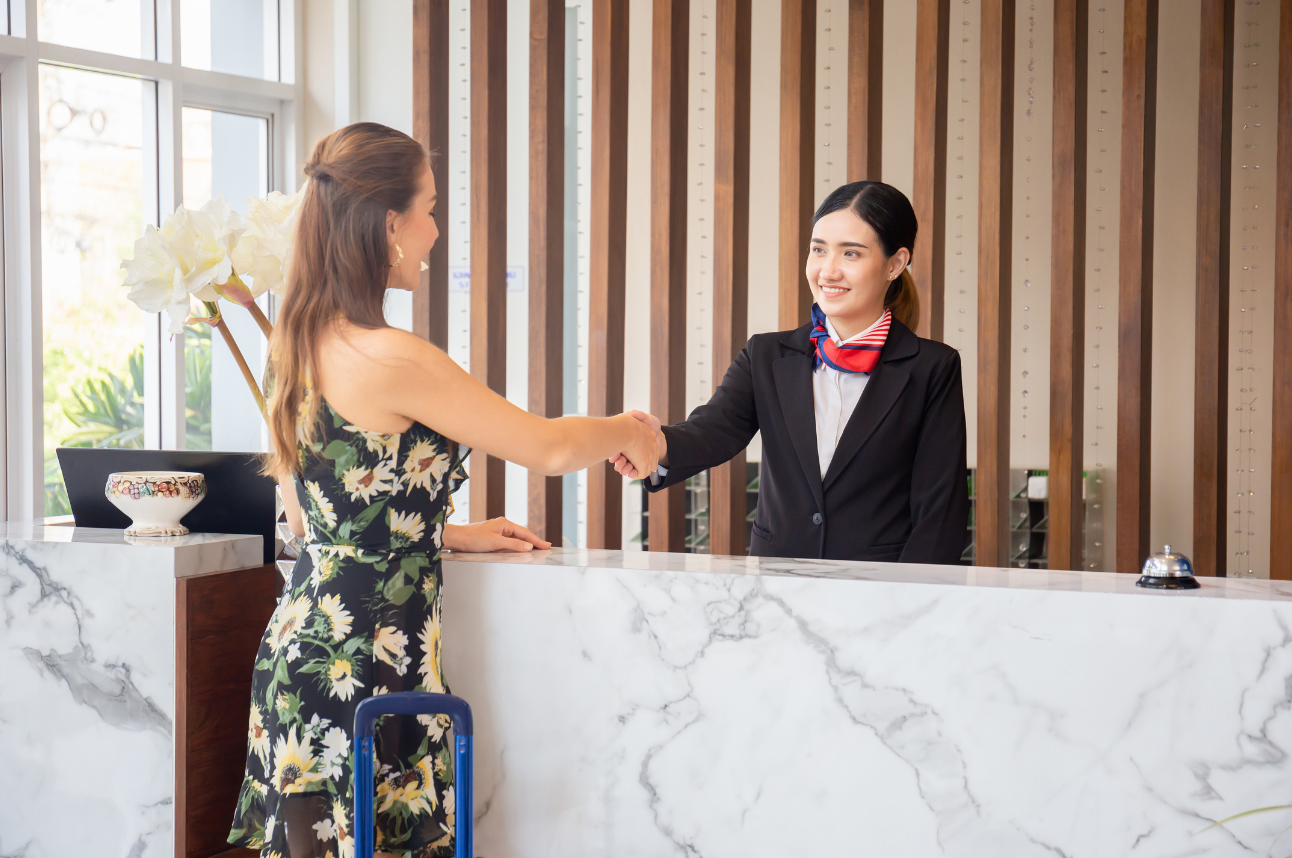 Le personnel hôtelier utilise l'application Gaia pour accueillir les clients 
